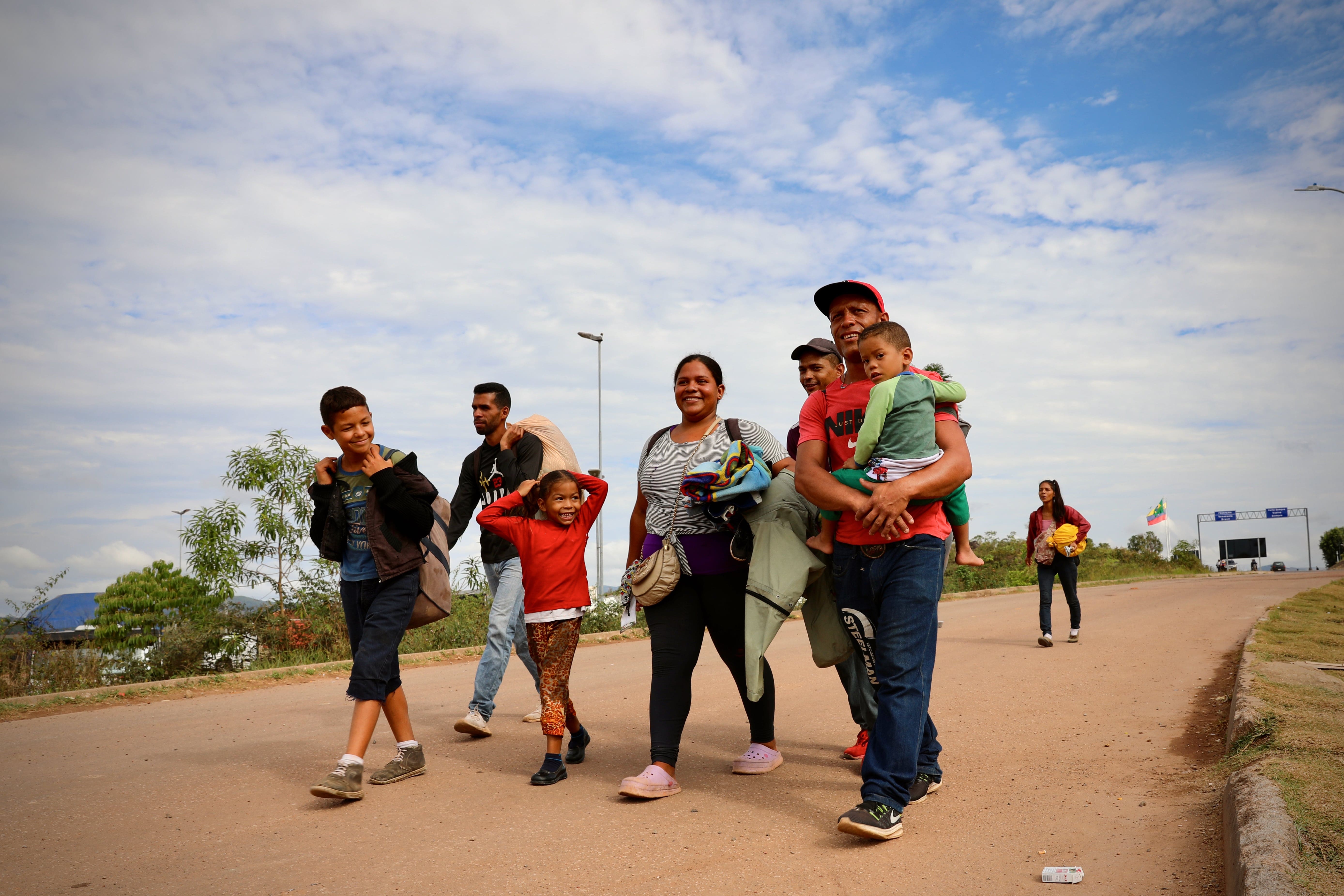 Migrantes venezolanos caminando después de cruzar la frontera con Brasil.