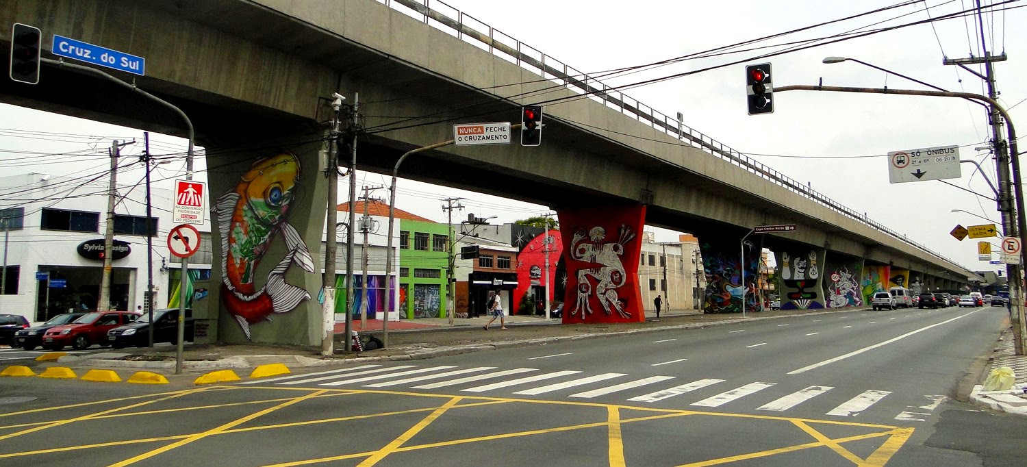 Viaducto de São Paulo con graffiti.