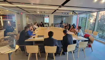 Mesa con los miembros de Newark Public Safety Collaborative reunidos