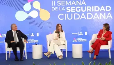 Óscar Naranjo, former vice president of the Republic of Colombia, Marcela Smutt, regional coordinator of the Infosegura Project and Laura Chinchilla, former president of Costa Rica, during the opening day of the II Citizen Security Week.