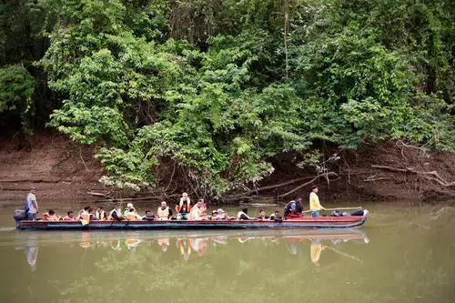Migrantes sobre una canoa en un río en la selva de Darién, Panamá.