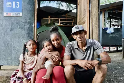 Familia de migrantes en la selva de Darién, Panamá.