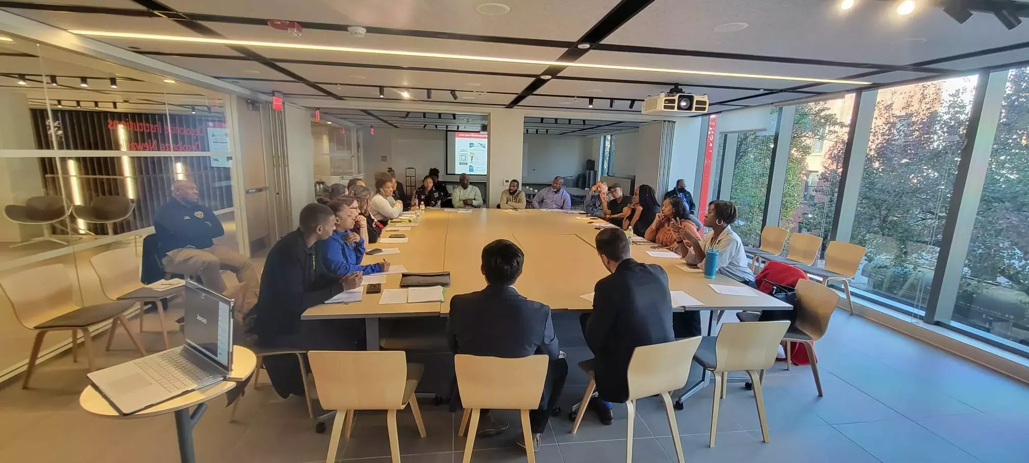 Mesa con los miembros de Newark Public Safety Collaborative reunidos